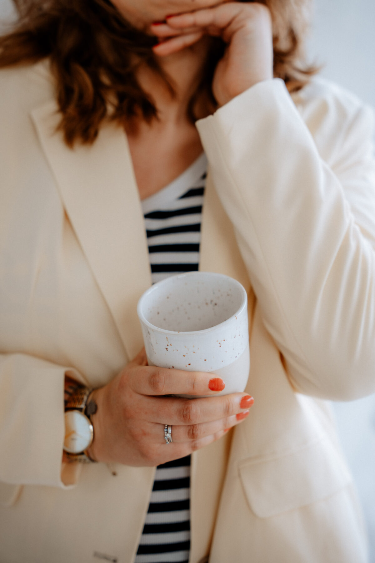 Nadine von Content Instinct macht einen Content Check für deine Website. Hier ist sie mit einem Kaffeebecher in der Hand zu sehen.
