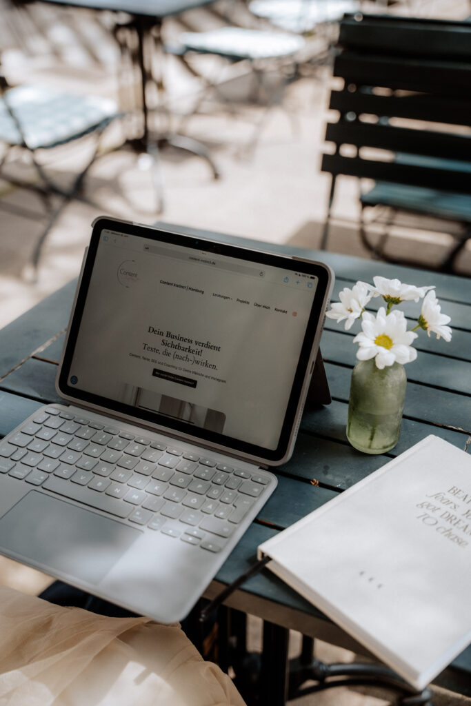 Geöffneter Laptop auf einem Tisch. Zu sehen ist die Website von Content Instinct, Anbieterin von SEO-Analysen.